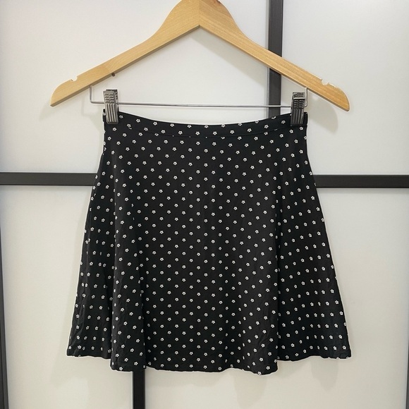 [2] H&M Black & White Flower Print Button Down Mini Skirt Lightweight Flowy - Picture 6 of 8